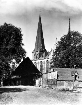 Dorfzentrum mit St. Pantaleon-Kirche und dem Bauernhof Schulze Hermann (heute Höping), um 1930?