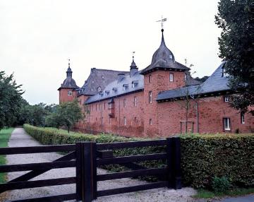 Schloss Adolfsburg am Ortseingang von Kirchhundem-Oberhundem, Wasserschloss aus dem 17. Jh.
