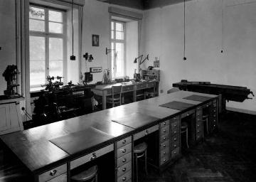 Geräte-Reparaturwerkstatt in der Staatlichen Landesbildstelle Hessen-Nassau, Frankfurt/Main - Fotoalbum ohne Verfasser, undatiert, um 1935?