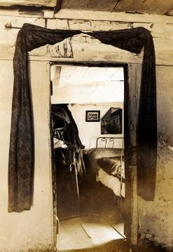 Bochum-Wiemelhausen, Wasserstraße: Schlafkammer in einem baufälligen Fachwerkhaus, undatiert, 1920er Jahre (Außenansicht siehe Bild Nr. 03_3728)