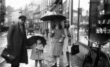 Die Schwestern Lucia (links) und Luise Reinold, Töchter des Kaufmanns Heinrich Reinold aus Unna-Hemmerde, in einer Geschäftsstraße, undatiert, um 1930?