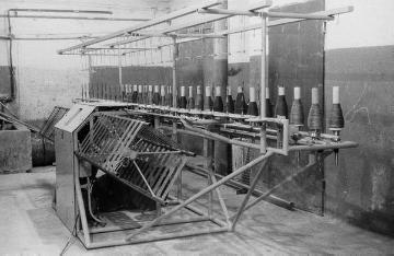Strumpffabrik Gebr. Rhode Strickereien GmbH, Nottuln: Die Garnweifmaschine (Eigenbau), um 1948