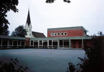 Martin-Luther-Schule, Innenhof des Pavillonbaues mit Blick zur evangelischen Christuskirche