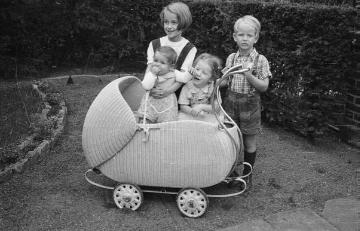 Die Nottulner Fabrikantenfamilie Rhode: Kinder von Günter Rhode im Garten von Villa Rhode, undatiert, Ende 1940er Jahre?