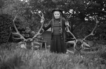 Mädchen mit erlegtem Wild, Nottuln, Ende 1940er Jahre
