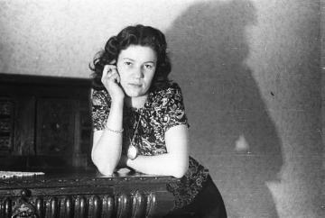 Junge Frau aus Nottuln (unbezeichnet), aufgenommen im Wohnzimmer des Fotografen Johannes Weber, Ende 1940er Jahre