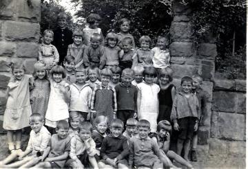 Gladbecker Schulklasse um 1932. Zweite Reihe, 2. v. l.: Ute Homann (3.9.1925-2021, später verheiratete Nölle) - Tochter des Lehrers Hermann Homann und Ehefrau Erna (geb. Jacobs).