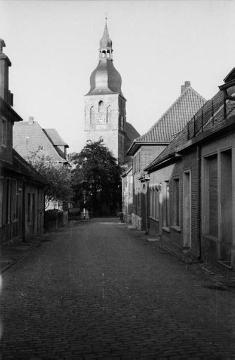 Nottuln, "Kurze Straße" mit Pfarrkirche St. Martinus, um 1947 