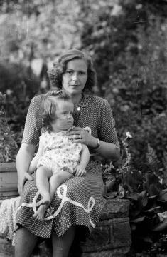 Agnes Rhode, geb. van Endert, Gattin von Günter Rhode, mit Tochter, Ende 1940er Jahre?