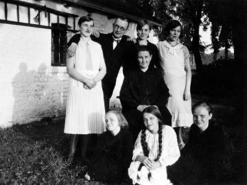 Lucia Reinold (links), Tochter des Kaufmanns Heinrich Reinold aus Unna-Hemmerde, mit Mutter Reinold (Mitte) und Familie, undatiert, um 1928?