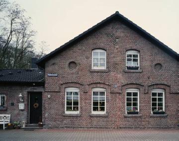 Siedlung Klapheckenhof, Gelsenkirchen-Heßler: Haus Nr. 10, eines der ersten Siedlungshäuser der 1873-1885 erbauten Zechenkolonie bei Schacht 2 der Zeche Wilhelmine Victoria, zum Teil unter Denkmalschutz