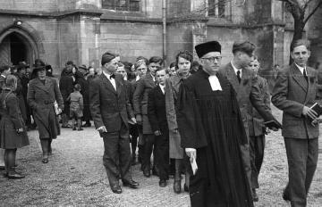 St. Martinus-Kirche, Nottuln: Pfarrer Ernst Stümke und Konfirmandenjahrgang 1949 auf dem Weg zum Gruppenfoto
