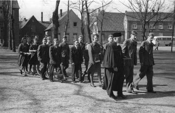 Konfirmation in Nottuln, 1949: Pfarrer Ernst Stümke und Konfirmanden auf dem Weg zum Gruppenfoto