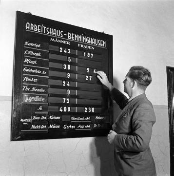 Landespflegeanstalt Benninghausen, 1950: Krankenwärter an der Belegtafel. 