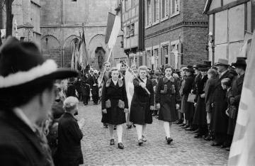 Prozession in Nottuln - im Vordergrund die Abordnung der Jungfrauenkongregation, im Hintergrund die Pfarrkirche St. Martinus, undatiert, um 1948?