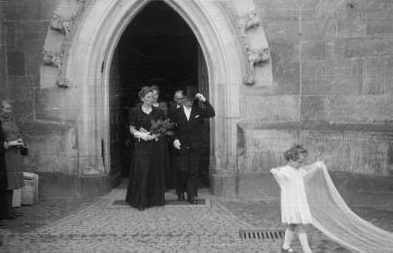Hochzeitsgesellschaft (unbezeichnet) beim Verlassen der St. Martinus-Kirche, Nottuln, Ende 1940er Jahre