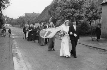 Hochzeit Steinhoff - nach der Trauung: Das Brautpaar auf dem Heimweg von der St. Martinus-Kirche, Nottuln, Ende 1940er Jahre
