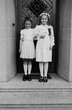 Tochter von Fritz Rhode (rechts) anlässlich ihrer Kommunion, undatiert, Ende 1940er Jahre?