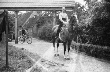 Die Nottulner Fabrikantenfamilie Rhode: Werksangestellter Wilhelm Helmer beim Ausritt mit Rhodes Pferd, undatiert, Ende 1940er Jahre?