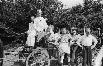 Kinderschützenfest in Nottuln 1948: Am Rande des Schießplatzes - Mitte: Renate Weber, Tochter des Amateurfotografen Johannes Weber