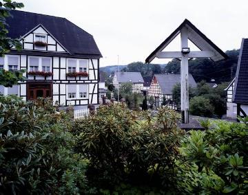 Ortszentrum Kirchhundem-Heinsberg mit Standesamt (links), Ansicht vom Kirchplatz aus