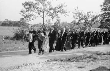 Hochzeitsgesellschaft (unbezeichnet) auf dem Heimweg, Nottuln, Ende 1940er Jahre