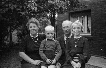 Landwirt mit Familie auf einem Hof in Nottuln, Ende 1940er Jahre?
