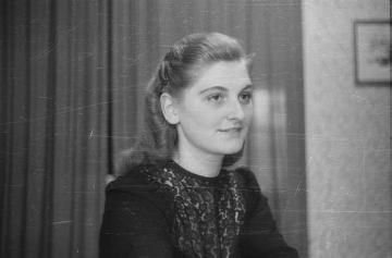 Hilde Wiesmann, Angestellte in der Strumpffabrik Gebr. Rhode Strickereien GmbH, Nottuln, Ende 1940er Jahre