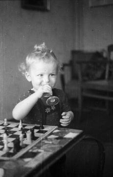 Joachim Stahl mit Schachspiel. Nottuln, Ende 1940er Jahre.