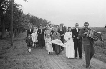 Hochzeitgesellschaft (unbezeichnet) auf dem Heimweg, "am Vogelbusch", Nottuln, Ende 1940er Jahre