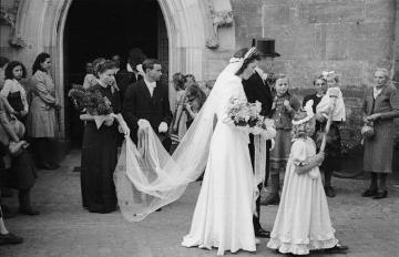 Brautpaar (unbezeichnet) beim Verlassen der St. Martinus-Kirche, Nottuln, Ende 1940er Jahre