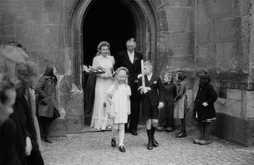 Hochzeit Wegener/Branse - Brautpaar beim Verlassen der St. Martinus-Kirche, Nottuln, Ende 1940er Jahre