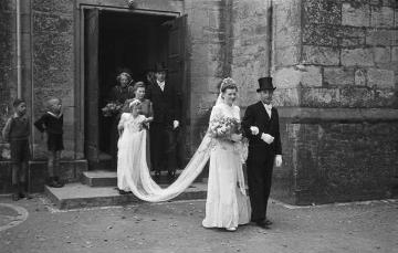 Hochzeit Jansing - das Brautpaar beim Verlassen der St. Martinus-Kirche, Nottuln, Ende 1940er Jahre