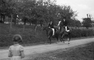 Hochzeit Allendorf (2) - Reiter unterwegs zum Hof Allendorf (Hochzeitslader?), Nottuln, Ende 1940er Jahre