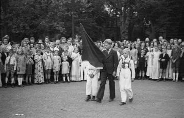 Kinderschützenfest in Nottuln 1948: Darbietung des Fahnenschwingers