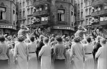 Hamburg im 2. Weltkrieg: Zuschauermenge während eines Truppentransportes durch die Innenstadt, 1. Halbjahr 1943 (Stereofotografie)