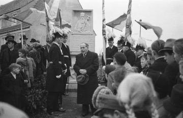 Nottuln, November 1949: Einweihung der Bruderschaftssiedlung am Niederstockumer Weg, errichtet auf Initiative der Bruderschaften St. Antoni und St. Martini zur Bekämpfung der Wohnungsnot nach dem 2. Weltkrieg
