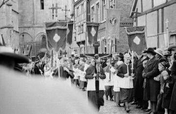 Prozession in Nottuln - im Hintergrund die Pfarrkirche St. Martinus, undatiert, um 1948?