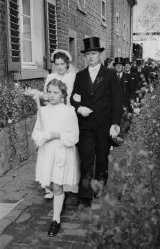 Hochzeit Allendorf (1) - Hochzeitsgesellschaft auf dem Weg zum Gasthof, Nottuln, Ende 1940er Jahre