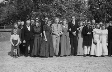 Hochzeitsgesellschaft Allendorf (2) auf Hof Allendorf, Nottuln, Ende 1940er Jahre