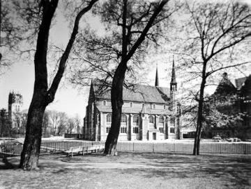St. Petri-Kirche und Grünanlage an der Aa