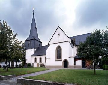 Ev. Pfarrkirche St. Pankratius mit Kirchhof (ehemals Kirchfriedhof), Hamm-Mark, frühmittelalterliche Saalkirche, Ursprung frühes 11. Jh.