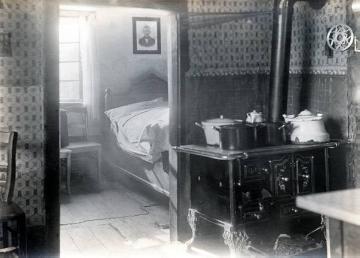 Hagen, Fachwerkhaus Selbecker Straße 222: Partie der Küche mit Blick in die Schlafkammer, undatiert, 1920er Jahre