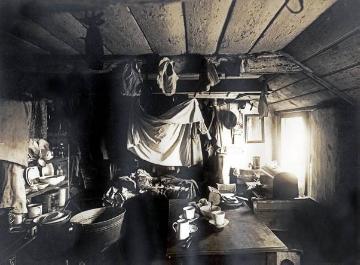 Gronau, Im Tiekerhook 131: Beengte Wohnküche in einem alten Hofgebäude, undatiert, 1920er Jahre (Außenansicht siehe Bild Nr. 03_3808)