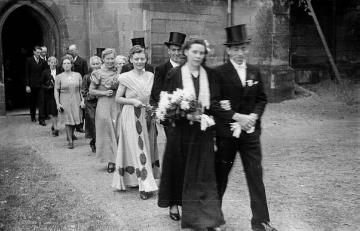 Hochzeitsgesellschaft (unbezeichnet) beim Verlassen der St. Martinus-Kirche, Nottuln, Ende1940er Jahre