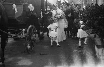 Braut (unbezeichnet) mit Hochzeitskutsche, Nottuln, Ende 1940er Jahre
