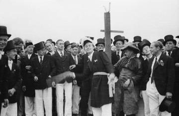 Nottuln, Juli 1948: Schützenfest der St. Martini-Bruderschaft - Vogelschießen mittels Wurfholz