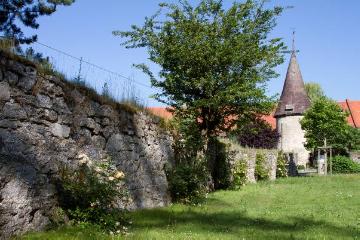 Schloss Gehrden, ehemalige Benediktinerinnenabtei (12. Jh. bis 1810) - Blick auf die noch vollständig erhaltenen Klostermauern