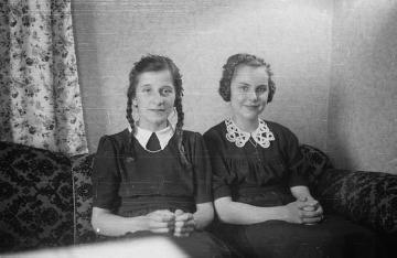 Familie Johannes Weber, Nottuln: Tochter Renate (rechts, *1935, später verheiratete Gilleßen) mit Freundin anlässlich ihrer Konfirmation 1949 in der "Porträt-Ecke" des elterlichen Wohnzimmers