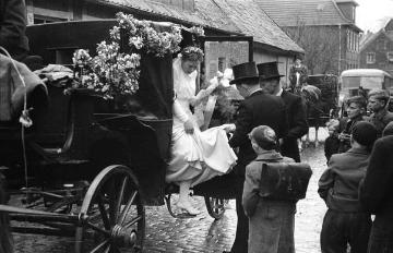Hochzeit Bakenecker - Ankunft des Brautpaares, Nottuln, Ende 1940er Jahre